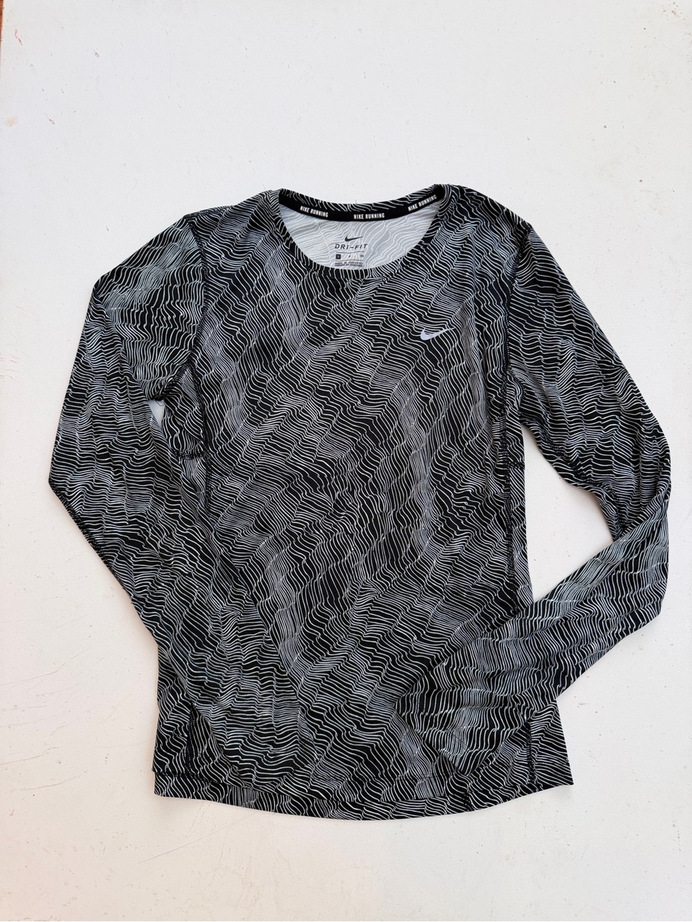 Nike b&w running shirt wavy print reflectors on back